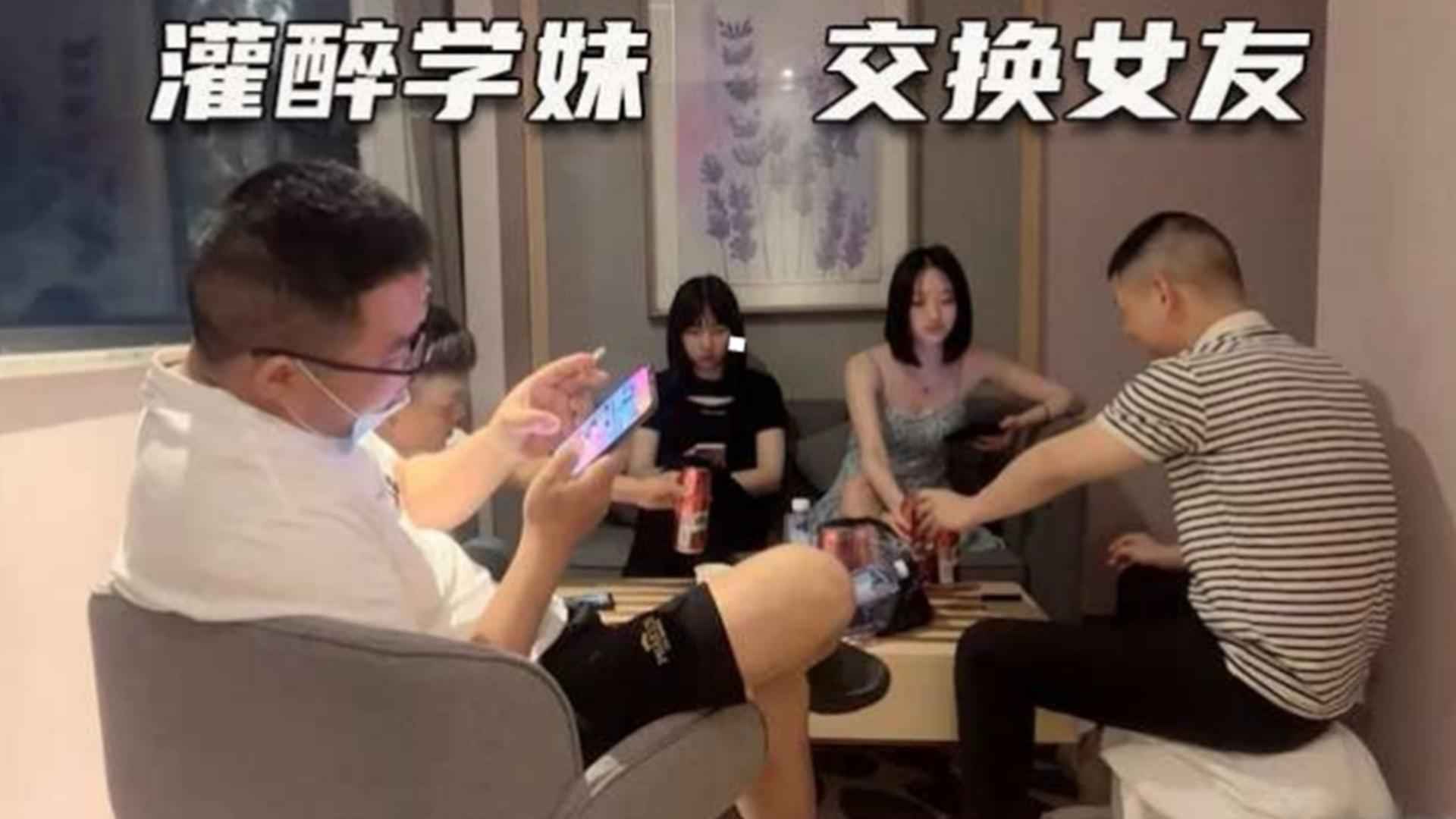 交换短发冷库女友，看她在别人大鸡巴下极致反差贱样